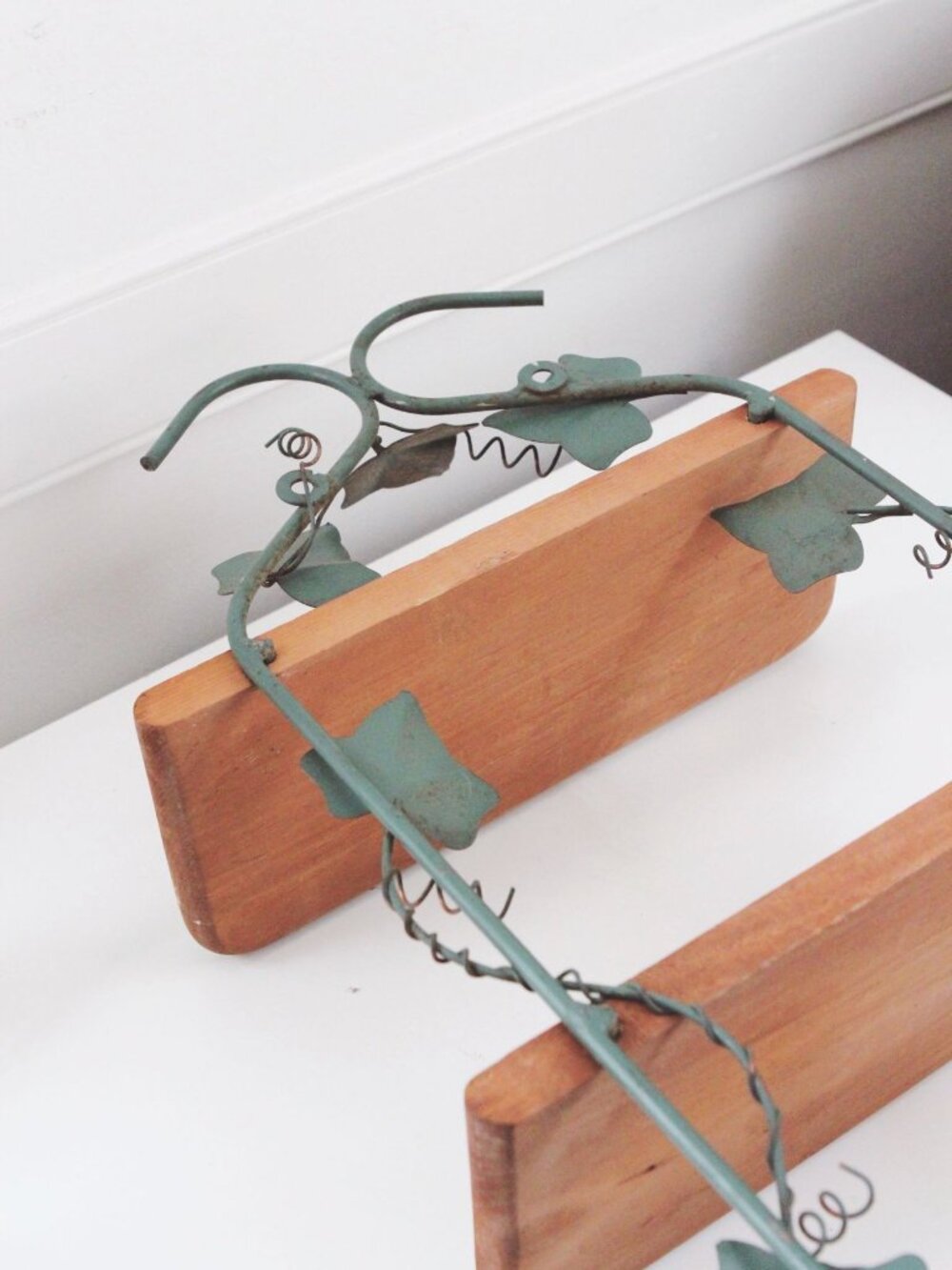 Vintage Metal & Wood Ivy Wall Display Shelf 3 Tier Cottagecore Farmhouse Rustic - Picture 4 of 6